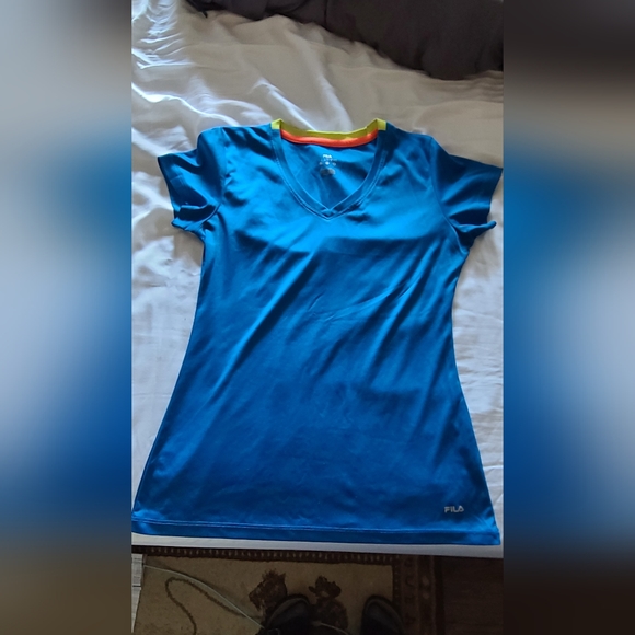 Fila size medium ladies fitness t shirt. - Picture 3 of 4